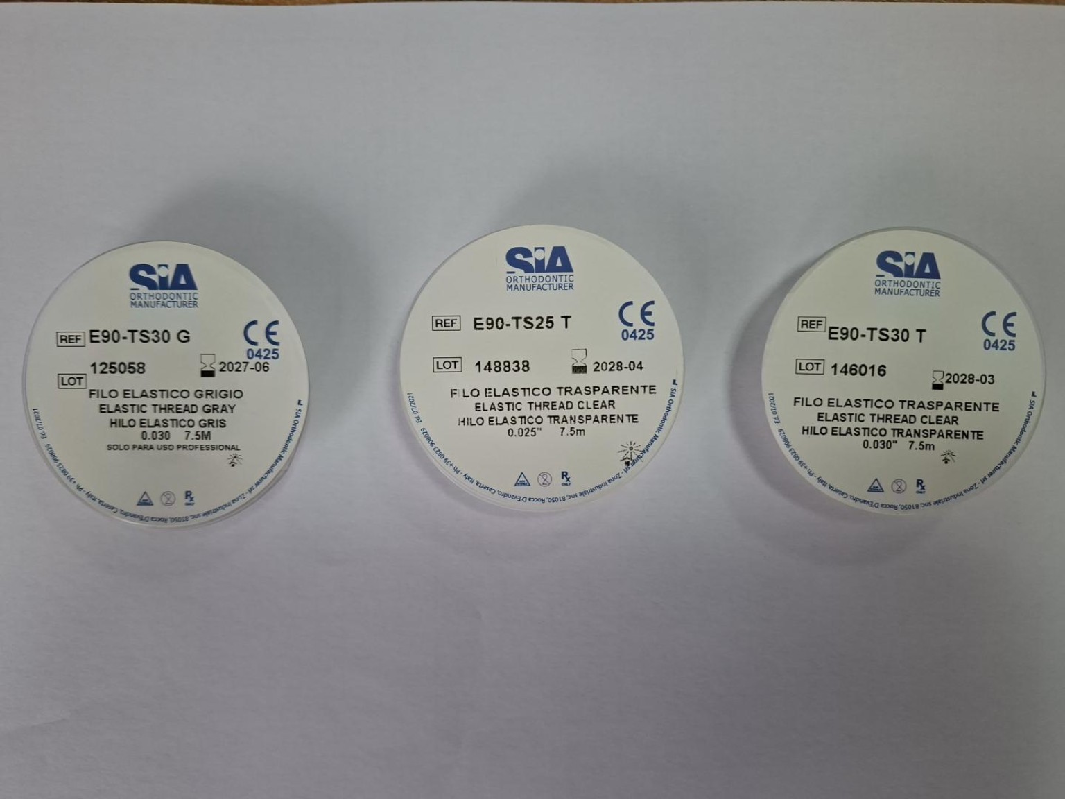 Trei bobine de fir elastic SIA de 7,5 m: E90-TS30 G gri .030, E90-TS25 T transparent .025 și E90-TS30 T transparent .030